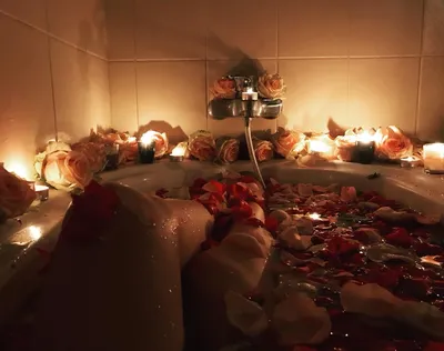 Dana Ermekkali - 🥀Девушка в ванне с лепестками роз - очень... | Facebook