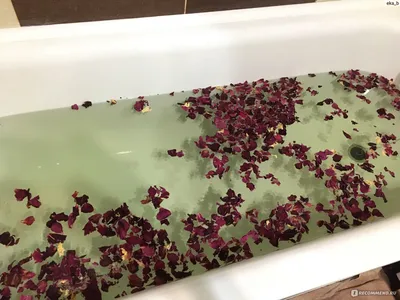 Ванна с пеной и лепестками роз - красивые фото