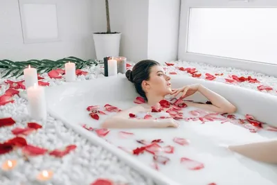 Анастасия Приходько поделилась пикантным фото в ванне с лепестками роз -  Лайм