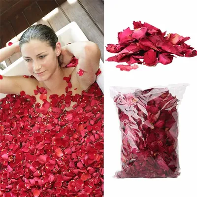 Привлекательная дама, лежа в ванне с лепестками роз | Премиум Фото