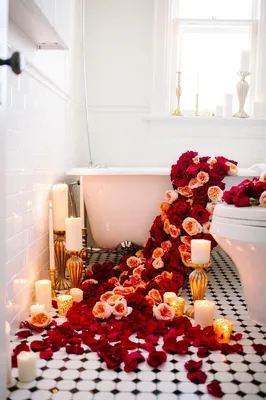 Ванна с лепестками роз, плавающими в мыльной воде | Премиум Фото