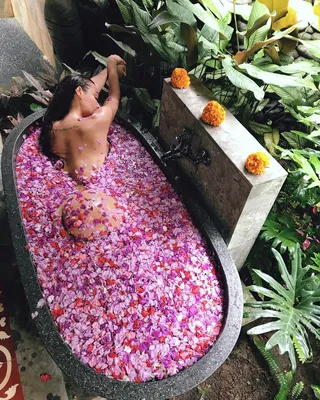 Ванна с лепестками роз и пеной с…» — создано в Шедевруме