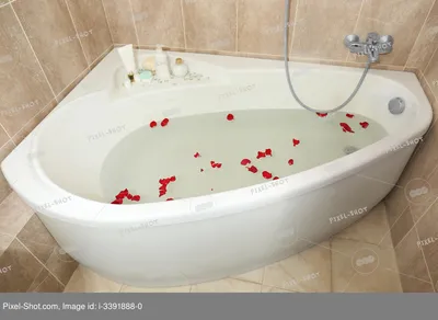 Спа аксессуары и свечи на ванне, наполненные пеной и лепестками роз ::  Стоковая фотография :: Pixel-Shot Studio