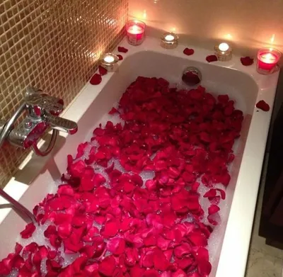 Большая ванна с лепестками роз и …» — создано в Шедевруме