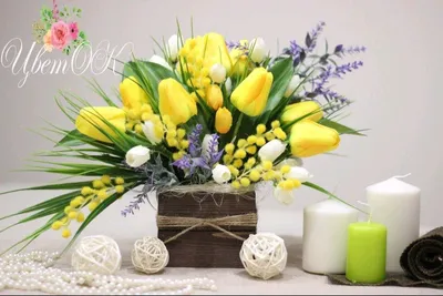 Весенние цветы, тюльпаны в вазе с подарком