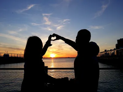 Счастливая пара, обнимающая тень и целующаяся на закате, отношения, история  любви, Stock Footage Включая: наслаждаясь и медовый месяц - Envato Elements