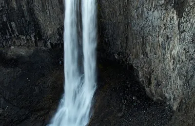 Крупный план мощного водопада в высоком качестве. вид сбоку на залитый  солнцем водопад в дикой природе. с горы льется большой поток воды. |  Премиум Фото