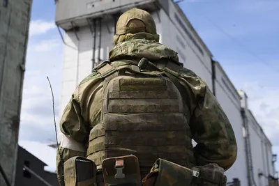 Солдат в маске в военной форме стоковое фото ©photographee.eu 86736002