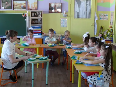 Воспитатель детского сада с милыми маленькими детьми в детском саду ::  Стоковая фотография :: Pixel-Shot Studio