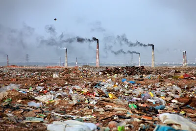 Бедствие природы, безжизненная земля с загрязненной водой Стоковое Фото -  изображение насчитывающей экологичность, смерть: 126886046