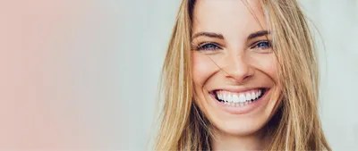 Зубоврачебное фото женские счастливые здоровые зубы усмешки макроса белые  Красный состав губ Обработка стоматологии, забеливая Стоковое Фото -  изображение насчитывающей дантист, смеяться: 121450822