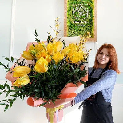Букет \"Ирисы и желтые тюльпаны\" – купить недорого с доставкой по Москве