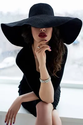 красивая девушка в шляпе. черно-белый портрет Стоковое Фото - изображение  насчитывающей состав, волосато: 217051562