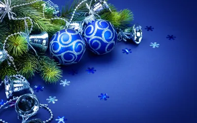 Скачать обои и картинки новый год, зима, шары, ёлочные игрушки,  колокольчики, ветки, ель, снежинки, синий фон для рабочего стола в  разрешении 3840x2400