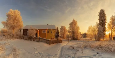 Дом в деревне у реки на фоне гор зимним вечером на закате | Премиум Фото
