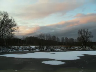 Зимний вечер в деревне Солнце на закате Стоковое Фото - изображение  насчитывающей солнце, село: 161583962
