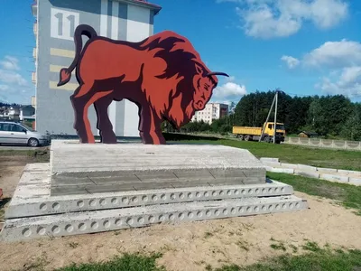 Фигура зубра на трассе М-1 - фото и видео достопримечательности Беларуси  (Белоруссии)