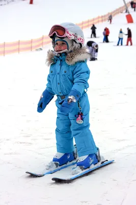 катание на коньках и катание на лыжах для детей Иллюстрация вектора -  иллюстрации насчитывающей владение, рождество: 230716239