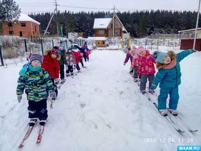 Дети катаются на лыжах Спорт снега семьи зимы Катание на лыжах ребенка  Стоковое Фото - изображение насчитывающей девушка, холм: 130548516
