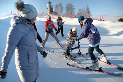 В Алматы детей с особыми потребностями учат кататься на лыжах