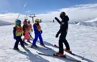 Дети-сироты научились кататься на лыжах и сноубордах | Горнолыжный курорт  «Солнечная долина»