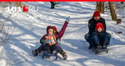 двое детей спускаются с горки на санках, дети катаются на санках на  горнолыжном курорте, Hd фотография фото, снег фон картинки и Фото для  бесплатной загрузки