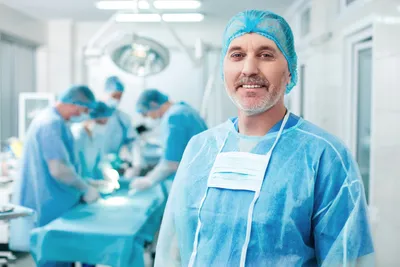 Мужской врач хирург, стоящих в больнице Стоковое Изображение - изображение  насчитывающей работать, медицинско: 196566035