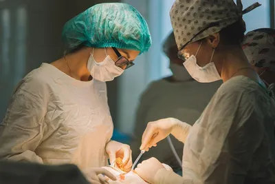 Человек, оперирующий хирургией · Бесплатные стоковые фото