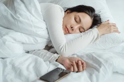 Взрослым полезно спать днем? А сколько и как? Вот что говорят ученые |  Аскона