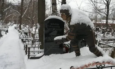 иллюстрация хоккеиста, хоккеист, силуэт хоккеиста, клипарт, спорт,  спортивное снаряжение png | PNGWing