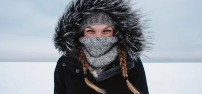 Фото Сторона молодой девушки, стоящей и чувствующей холод