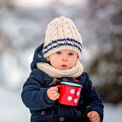 Задание для детей 3-4 лет. Окружающий мир. На дворе зима и очень холодно.  Посмотри на рисунок и обведи детей, кот