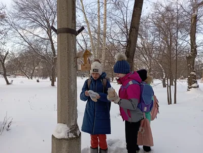 Его на улице холодно Зимний костюм для детей Счастливое детство Замерзла в  шляпе, связанной Чувствовать себя уютно в теплую одежд Стоковое Изображение  - изображение насчитывающей праздник, руки: 169097605