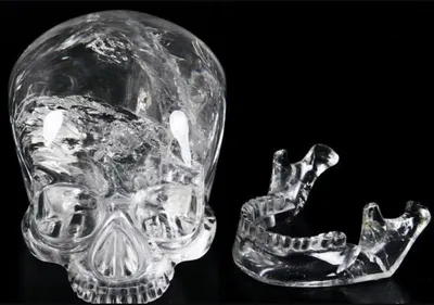 Фото хрустального черепа с кристаллами