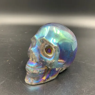 Фото хрустального черепа с россыпью кристаллов