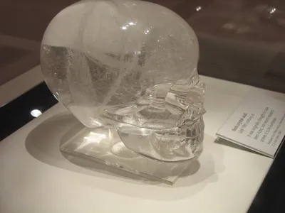 Фотография хрустального черепа в черно-белом исполнении