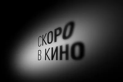 Женщины покупая билеты кино от продавца на коробке Стоковое Изображение -  изображение насчитывающей дом, счастливо: 51791023