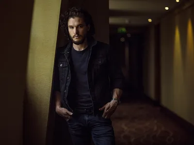 Фото Kit Harington Мужская Paris Match Vincent Capman Куртка