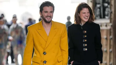 Кит Харингтон и Роуз Лесли стильно появились на показе мужской одежды Louis Vuitton - Good Morning America