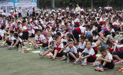 В китайских детских садах на детей стали вешать QR-коды | Видео | Известия  | 07.11.2021