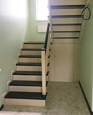 Лестница с площадкой и разворотом на 180 градусов в частном доме