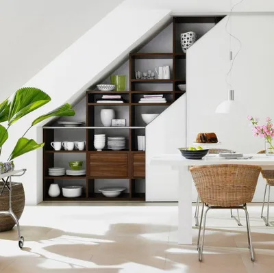 Идеи для дачи: 16 способов заполнить пространство под лестницей —  Roomble.com