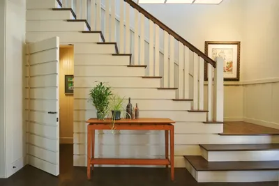 Как использовать пространство под лестницей, оформить (организовать) место  под лестницей в доме, сделать бойлерную