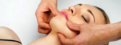 Классический массаж лица: цена сеанса в Москве в клинике у профессиональных  косметологов, техника выполнения