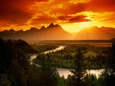 Панорамный горы лета благоустраивают классный вид захода солнца вечера на  фотографии природы луга шикарном Стоковое Изображение - изображение  насчитывающей праздник, панорама: 172149959