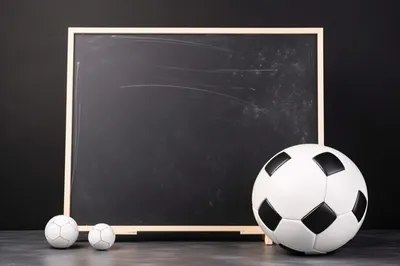 Футбольная композиция с наклонным сланцем рядом с мячом | Бесплатно Фото