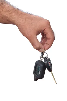 Женские руки с ключами от машины