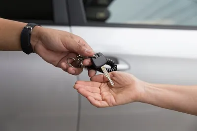 Ключи от машины в руке в формате JPG