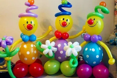 Клоун из шаров в ярких цветах