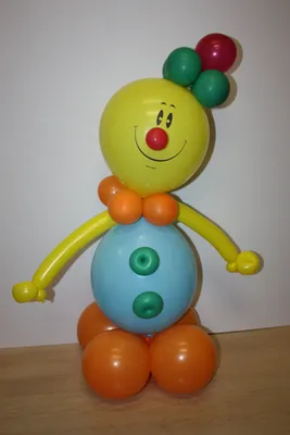 Насмешливый клоун из шаров